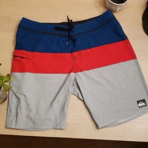 Mens Quicksilver boardshorts sz L